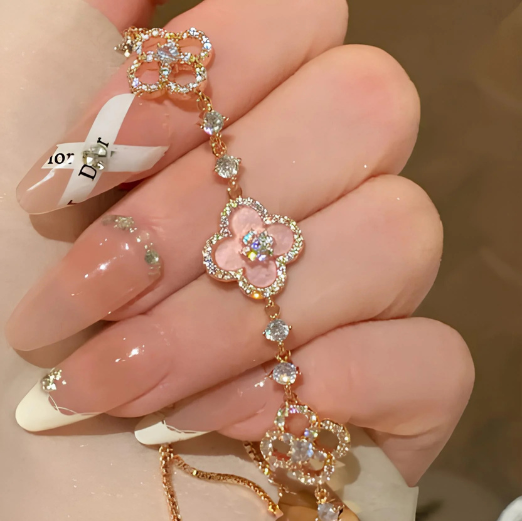 Collar Trébol de Lujo Incrustado – Elegancia y Estilo en Cada Detalle