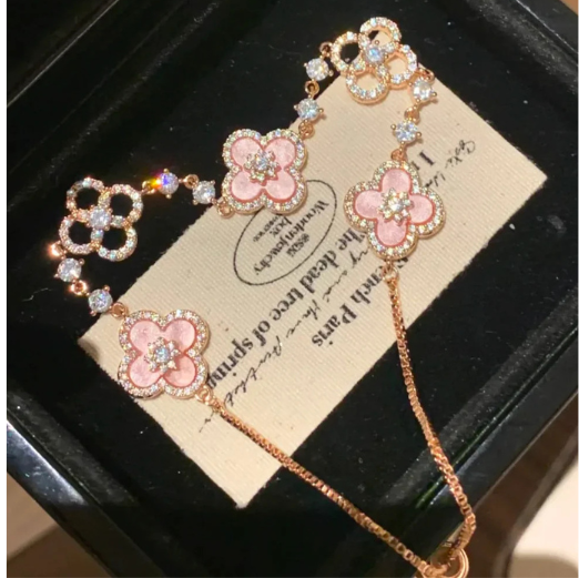 Collar Trébol de Lujo Incrustado – Elegancia y Estilo en Cada Detalle